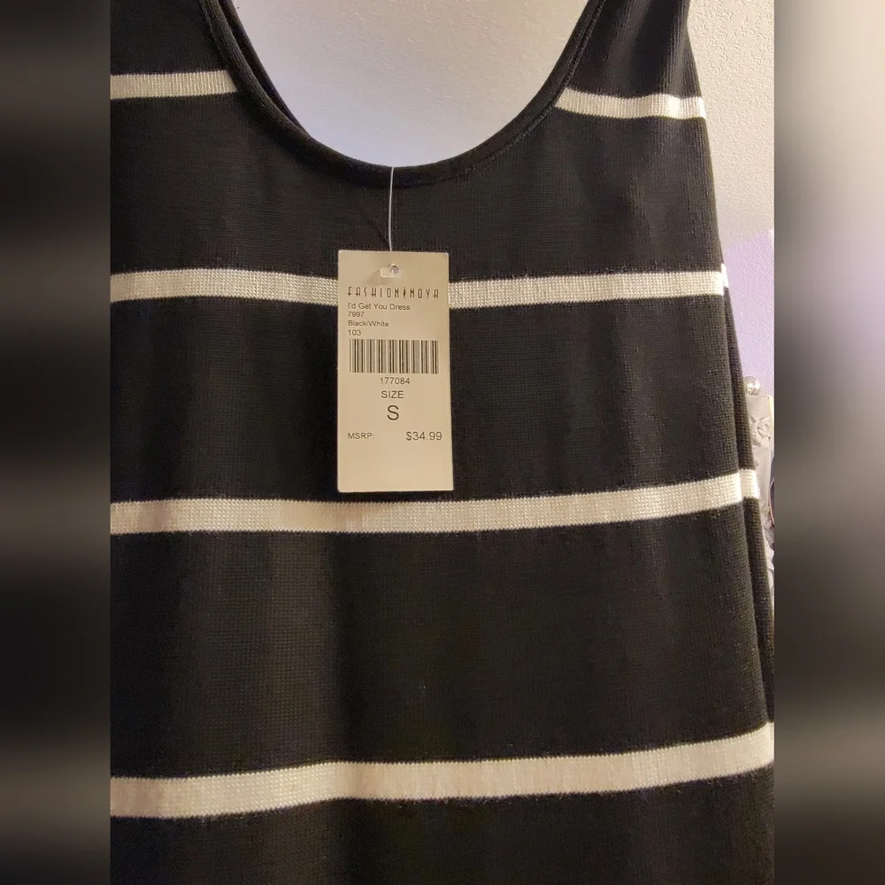 Never been worn black and white dress with side slit, in excellent condition. - Picture 5 of 5